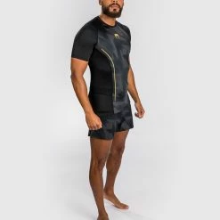 Venum Razor Rashguard Short Sleeves - Black/Gold 10 Venum Razor Rashguard Short Sleeves - Black/Gold -Venum store 0 252F3 252F5 252F9 252F035992217ef12b55b7839d0a86fc9e48c0d85442 3 3f651020 5796 46a0 8aef 0c2ed16d22a3