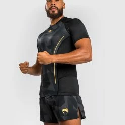 Venum Razor Rashguard Short Sleeves - Black/Gold 12 Venum Razor Rashguard Short Sleeves - Black/Gold -Venum store 1 252F0 252Fa 252Fa 252F10aac9cca0b5df0867d56f2c17769a9e0c059527 6 b35603c8 ef06 42cf b913 e461b4ed2bbf