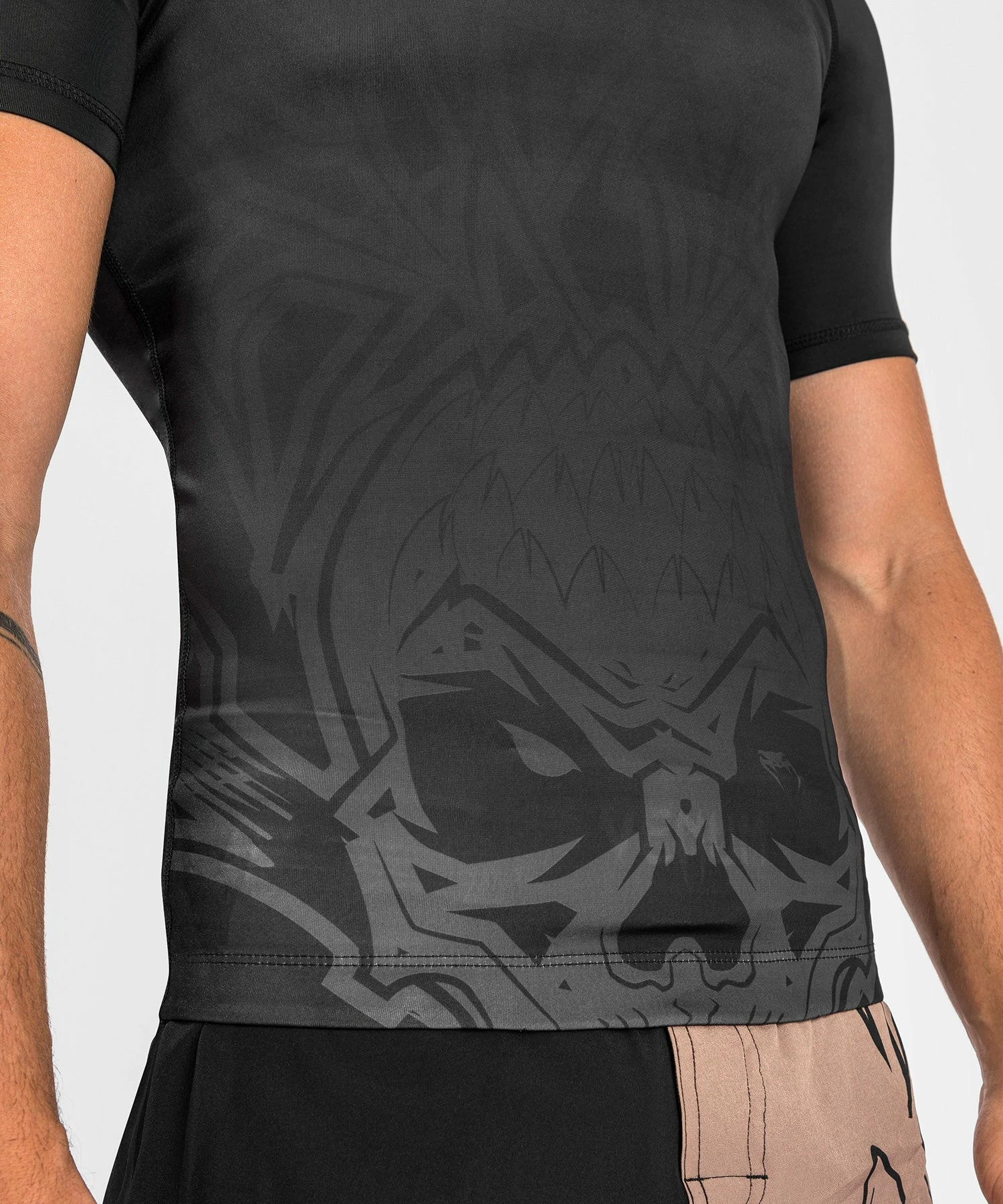Venum Reorg Rashguard - Short Sleeves - Black 6 Venum Reorg Rashguard - Short Sleeves - Black - Image 6