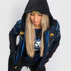 CSD FASHION UFC Authentic Fight Night 2.0 Kit By Venum Women's Walkout Hoodie - Midnight - Champion -Venum store 5 252F9 252F7 252Fd 252F597d1d81c2cc7ac88a584923c616ace397c2a492 HOODIES FIGHTNIGHT2.0 BLUE BLACK GOLD 07 36671a18 716c 4595 b815 8ecaac71d29c