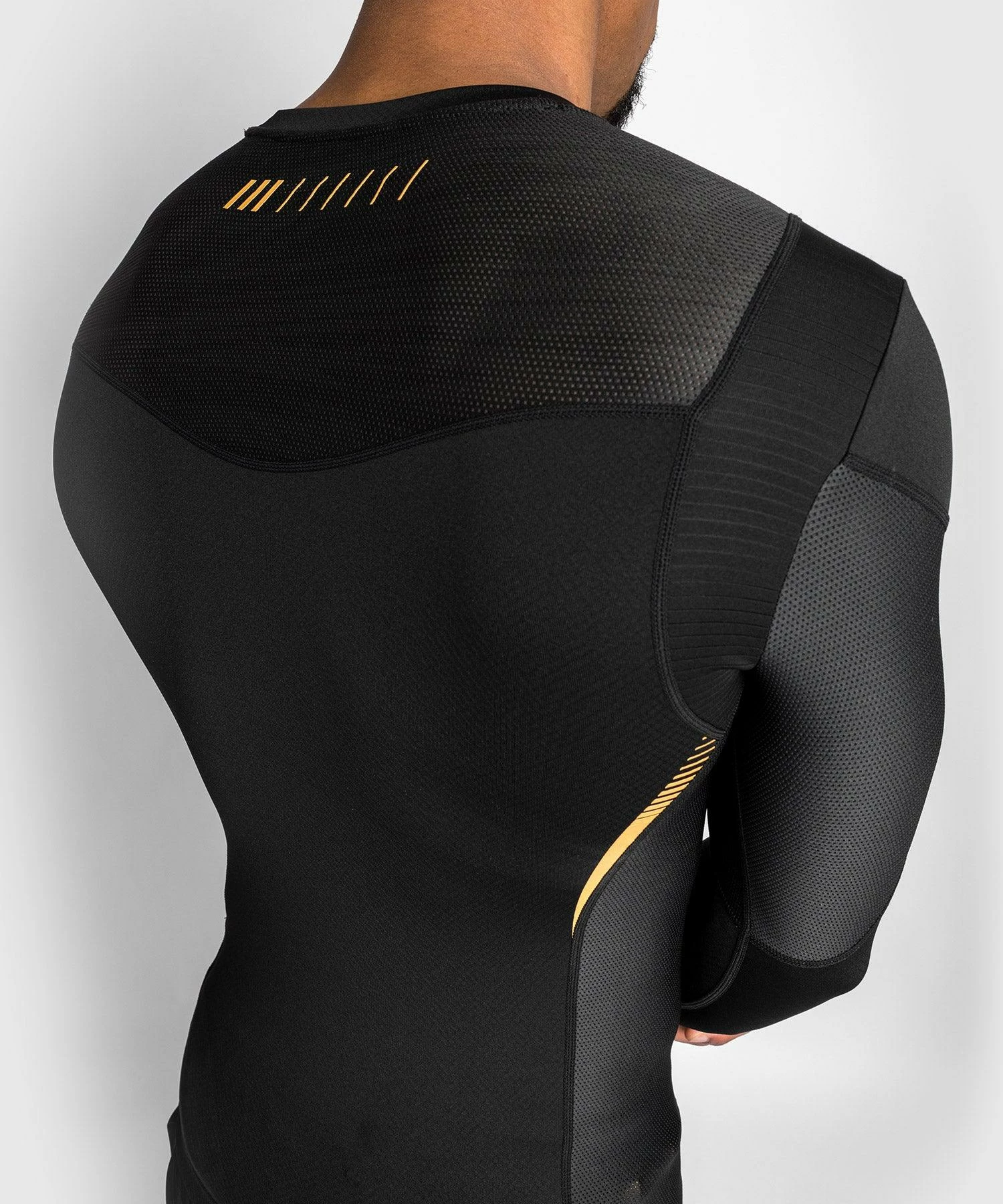 Venum Tempest 2.0 Rashguard Long Sleeves - Black/Gold 6 Venum Tempest 2.0 Rashguard Long Sleeves - Black/Gold - Image 6