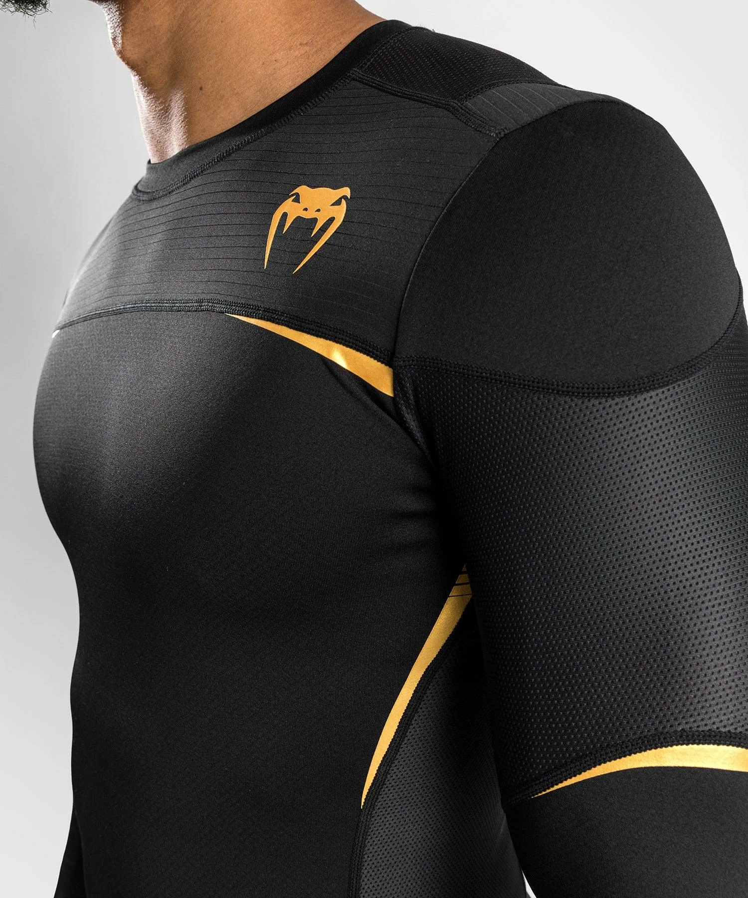 Venum Tempest 2.0 Rashguard Long Sleeves - Black/Gold 4 Venum Tempest 2.0 Rashguard Long Sleeves - Black/Gold - Image 4